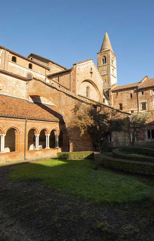 revello-abbazia-di-staffarda-verticale